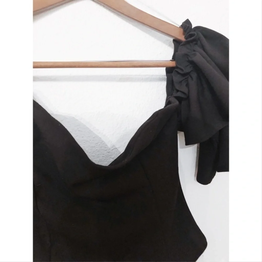 Gibiu ruffled sleeve off the shoulder crop top - Picture 2 of 5